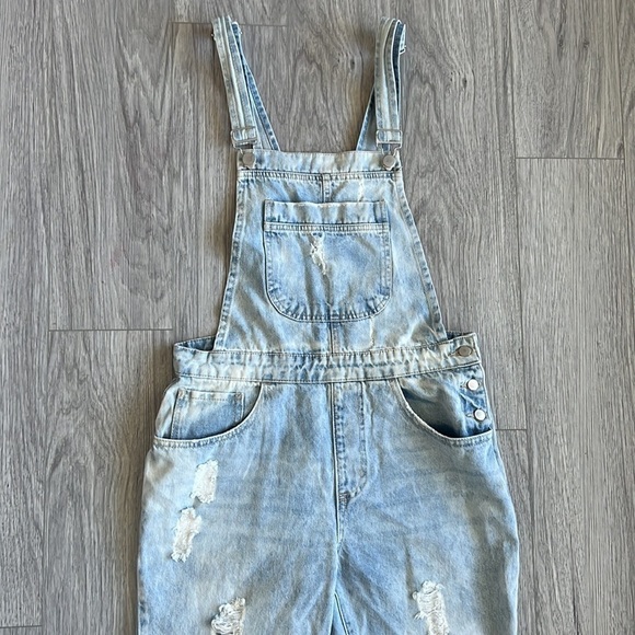 Forever 21 Light Washed Denim Overalls Size 26 - Picture 2 of 9